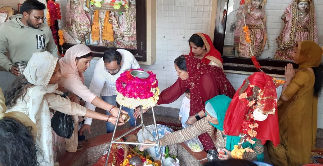 26जेएनडी10: सफीदों रोड स्थित हनुमान मंदिर में जलाभिषेक करने के लिए लाइन में लगे श्रद्धालु। सं