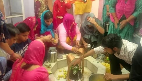 26जेएनडी10: सफीदों रोड स्थित हनुमान मंदिर में जलाभिषेक करने के लिए लाइन में लगे श्रद्धालु। सं