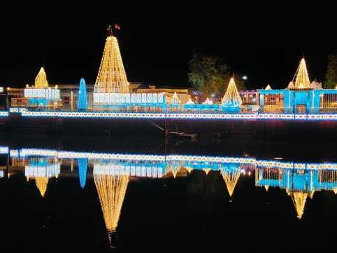 भगवान पशुपतिनाथ का किया गया अर्धनारीश्वर श्रृंगार भगवान पशुपतिनाथ का किया गया अर्धनारीश्वर श्रृंगार