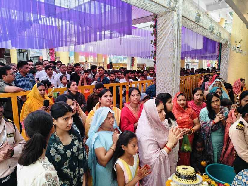 भगवान पशुपतिनाथ का किया गया अर्धनारीश्वर श्रृंगार भगवान पशुपतिनाथ का किया गया अर्धनारीश्वर श्रृंगार