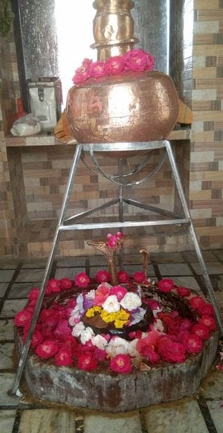 बिरूआ बाड़ी मंदिर में महाशिवरात्रि पर्व को लेकर व्यवस्थाओं का जायजा लेते सिटी मजिस्ट्रेट सुरेश प बिरूआ बाड़ी मंदिर में महाशिवरात्रि पर्व को लेकर व्यवस्थाओं का जायजा लेते सिटी मजिस्ट्रेट सुरेश प