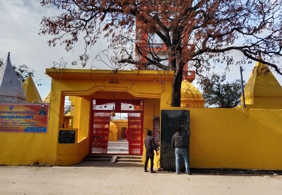 बिरूआ बाड़ी मंदिर में महाशिवरात्रि पर्व को लेकर व्यवस्थाओं का जायजा लेते सिटी मजिस्ट्रेट सुरेश प बिरूआ बाड़ी मंदिर में महाशिवरात्रि पर्व को लेकर व्यवस्थाओं का जायजा लेते सिटी मजिस्ट्रेट सुरेश प