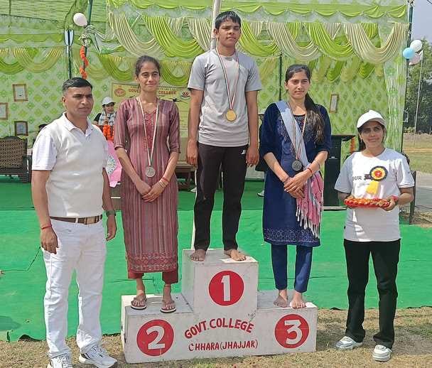 -फोटो 51 : छारा कॉलेज में आयेाजित दौड़ प्रतियोगिता में भाग लेती छात्राएं। स्रोत कॉलेज