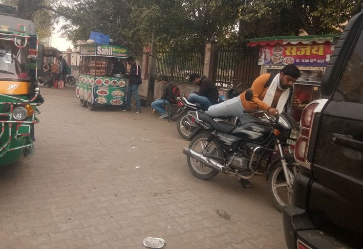 फोटो संख्या:63- बालाजी चौक पर सड़क के दोनों तरफ दुकानदारों की ओर से किया गया अतिक्रमण--संवाद