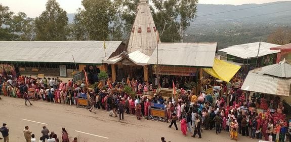 घुमारवीं के शिव धाम पन्याला में पूजा अर्चना करते श्रद्धालु। संवाद घुमारवीं के शिव धाम पन्याला में पूजा अर्चना करते श्रद्धालु। संवाद