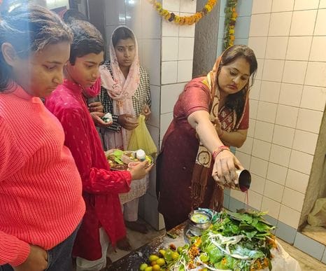 घुमारवीं के शिव धाम पन्याला में पूजा अर्चना करते श्रद्धालु। संवाद घुमारवीं के शिव धाम पन्याला में पूजा अर्चना करते श्रद्धालु। संवाद