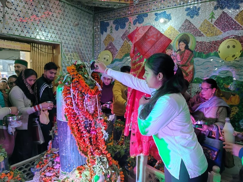 घुमारवीं के शिव धाम पन्याला में पूजा अर्चना करते श्रद्धालु। संवाद घुमारवीं के शिव धाम पन्याला में पूजा अर्चना करते श्रद्धालु। संवाद