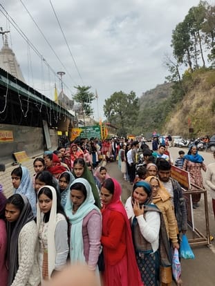 घुमारवीं के शिव धाम पन्याला में पूजा अर्चना करते श्रद्धालु। संवाद घुमारवीं के शिव धाम पन्याला में पूजा अर्चना करते श्रद्धालु। संवाद