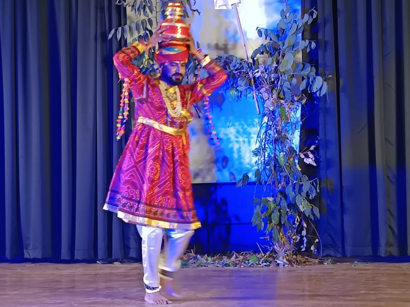 इकरार अहमद.....सीसीएसयू के अटल सभागार में नाटक का मंचन करते कलाकार और मौजूद दर्शक।