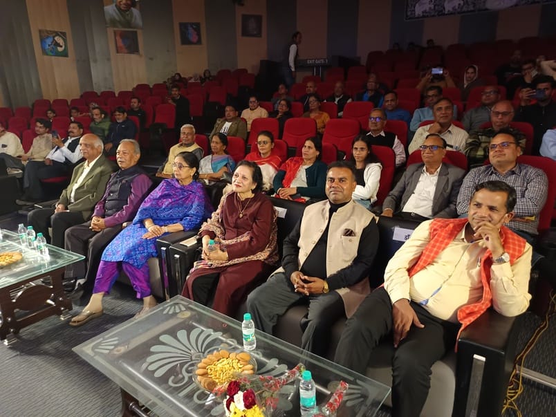 इकरार अहमद.....सीसीएसयू के अटल सभागार में नाटक का मंचन करते कलाकार और मौजूद दर्शक।