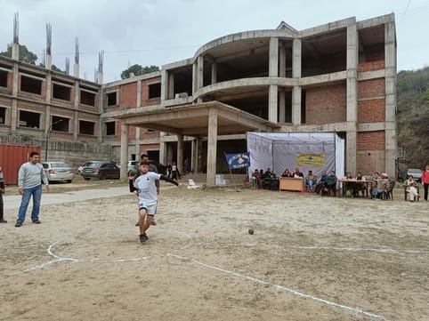 झंडूता कॉलेज में आयोजित एथलीट मीट में भाग लेने वाले खिलाड़ी और अध्यापक। कॉलेज प्रबंधन झंडूता कॉलेज में आयोजित एथलीट मीट में भाग लेने वाले खिलाड़ी और अध्यापक। कॉलेज प्रबंधन
