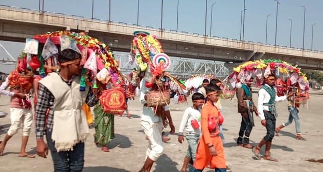 कांवड़ यात्रा शुरू करने से पहले कछला घाट पर जुटे शिवभक्त। संवाद कांवड़ यात्रा शुरू करने से पहले कछला घाट पर जुटे शिवभक्त। संवाद