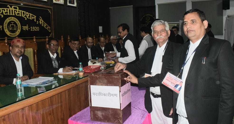 मेरठ..कंवलजीत..कचहरी में मेरठ बार के चुनाव के लिए प्रचार करते रोहिताश्व अग्रवाल पैनल के लोग....