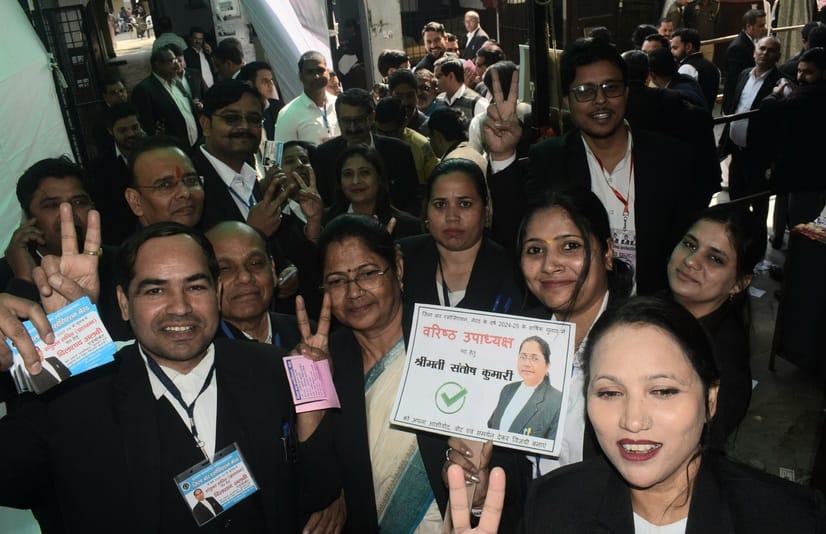 मेरठ..कंवलजीत..कचहरी में मेरठ बार के चुनाव के लिए प्रचार करते रोहिताश्व अग्रवाल पैनल के लोग....