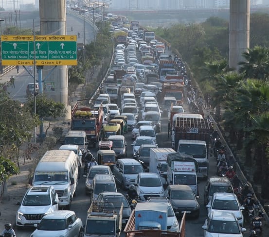 न्यू लिंक रोड पर तारकोल की ट्राली पलटने से सड़क पर फैले तारकोल को पिघलाने के दौरान लगा भीषण जाम न्यू लिंक रोड पर तारकोल की ट्राली पलटने से सड़क पर फैले तारकोल को पिघलाने के दौरान लगा भीषण जाम