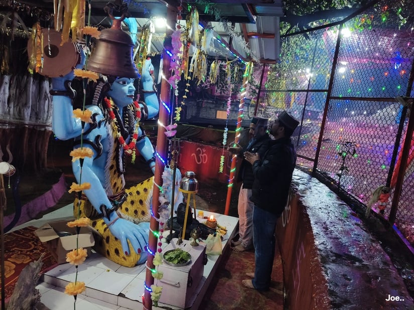 रामपुर बाजार में  स्थित शिव मंदिर में  दर्शन करने के लिए कतारे में खडे लोग। संवाद