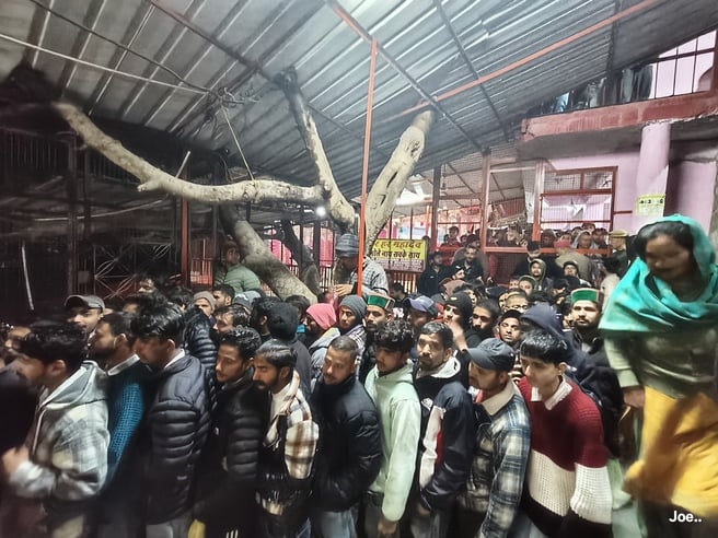 रामपुर बाजार में  स्थित शिव मंदिर में  दर्शन करने के लिए कतारे में खडे लोग। संवाद