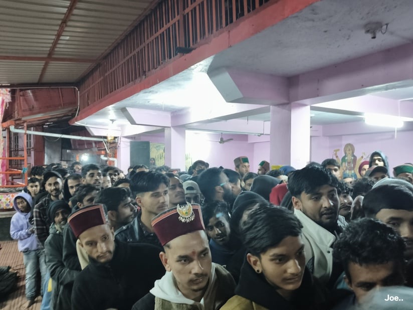 रामपुर बाजार में  स्थित शिव मंदिर में  दर्शन करने के लिए कतारे में खडे लोग। संवाद
