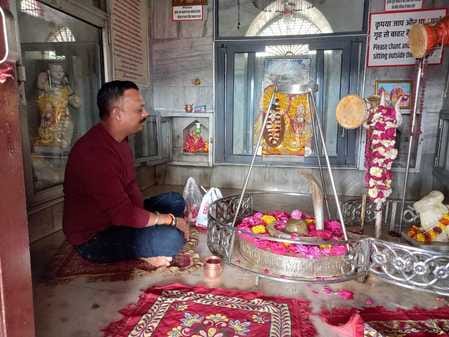 सेना के अधीन रानी का तालाब मंदिर में स्थित भगवान श्रीकृष्ण व राधा कीमूर्ति। संवाद