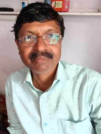 शहर के जमुनी चौराहा पर बिजली खंभे पर तारों का मकड़जाल।संवाद शहर के जमुनी चौराहा पर बिजली खंभे पर तारों का मकड़जाल।संवाद