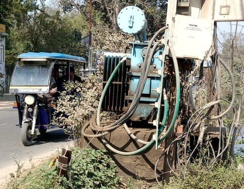 शहर के जमुनी चौराहा पर बिजली खंभे पर तारों का मकड़जाल।संवाद शहर के जमुनी चौराहा पर बिजली खंभे पर तारों का मकड़जाल।संवाद