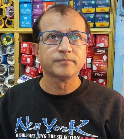 शहर के जमुनी चौराहा पर बिजली खंभे पर तारों का मकड़जाल।संवाद शहर के जमुनी चौराहा पर बिजली खंभे पर तारों का मकड़जाल।संवाद