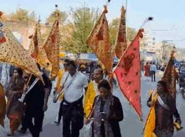 श्रद्धालुओं के लिए बिछाया कारपेट कारपेट
