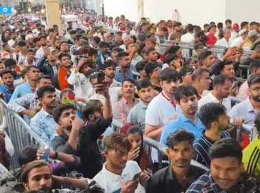 श्रद्धालुओं के लिए बिछाया कारपेट कारपेट