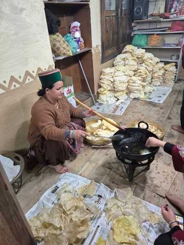 शिवरात्रि पर सांगला के गंगारंग शिव मंदिर में लगा भक्तों का तांता