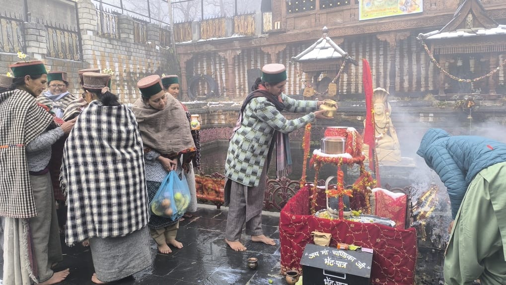 शिवरात्रि पर सांगला के गंगारंग शिव मंदिर में लगा भक्तों का तांता
