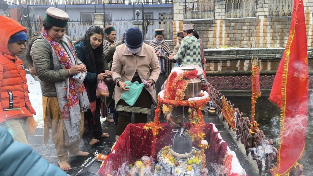 शिवरात्रि पर सांगला के गंगारंग शिव मंदिर में लगा भक्तों का तांता
