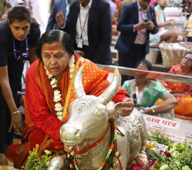 दर्द के बाद भी अपने आराध्य बाबा महाकाल के दर्शन करने पहुंची पूर्व मुख्यमंत्री उमा भारती, पूजन अ दर्द के बाद भी अपने आराध्य बाबा महाकाल के दर्शन करने पहुंची पूर्व मुख्यमंत्री उमा भारती, पूजन अ