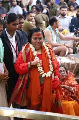 दर्द के बाद भी अपने आराध्य बाबा महाकाल के दर्शन करने पहुंची पूर्व मुख्यमंत्री उमा भारती, पूजन अ दर्द के बाद भी अपने आराध्य बाबा महाकाल के दर्शन करने पहुंची पूर्व मुख्यमंत्री उमा भारती, पूजन अ