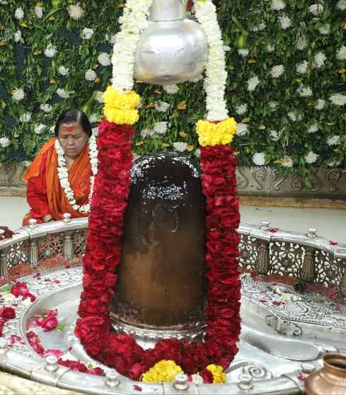 दर्द के बाद भी अपने आराध्य बाबा महाकाल के दर्शन करने पहुंची पूर्व मुख्यमंत्री उमा भारती, पूजन अ दर्द के बाद भी अपने आराध्य बाबा महाकाल के दर्शन करने पहुंची पूर्व मुख्यमंत्री उमा भारती, पूजन अ