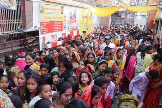 द्वादश ज्योर्तिलिंग मंदिर में पूजा करतीं महिलाएं।