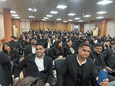 वोटर्स मीट को संबोधित करते अधिवक्ता एचसी जलमेरिया   स्रोत - स्वयं 