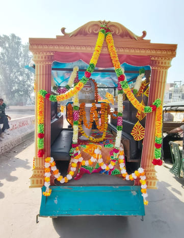 26जेएनडी20: कलश यात्रा निकालती हुईं महिलाएं। संवाद
