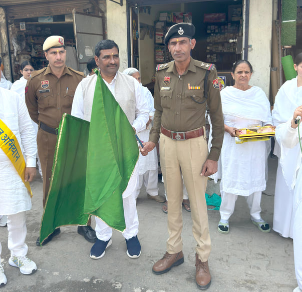26जेएनडी20: कलश यात्रा निकालती हुईं महिलाएं। संवाद