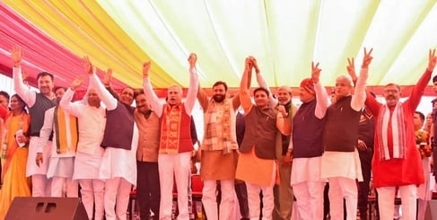26जेएनडी34: जनसभा को संबोधित करते हुए मुख्यमंत्री नायब सैनी। संवाद