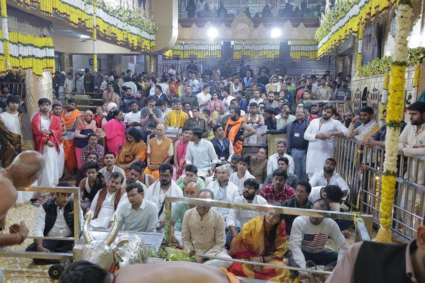 बाबा महाकाल बने दूल्हा, सिर पर सजा 3 क्विंटल फूलों का सेहरा