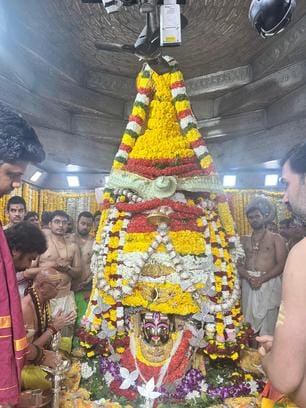 बाबा महाकाल बने दूल्हा, सिर पर सजा 3 क्विंटल फूलों का सेहरा