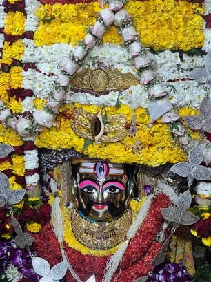 बाबा महाकाल बने दूल्हा, सिर पर सजा 3 क्विंटल फूलों का सेहरा