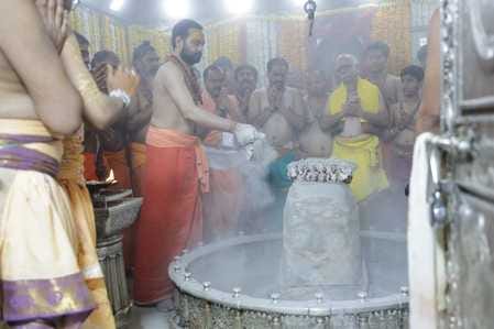 भक्तो ने किए वर्ष मे एक बार दिन में होने वाली भस्मारती के दर्शन, आज परंपरानुसार मंदिर में हुई ब