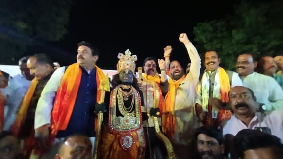 बिलावली शिव मंदिर में भक्तों की भीड़