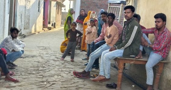 बिसौली के गांव हुसैनपुर में रोते-बिलखते मृतक धमेंद्र के परिजन। संवाद बिसौली के गांव हुसैनपुर में रोते-बिलखते मृतक धमेंद्र के परिजन। संवाद