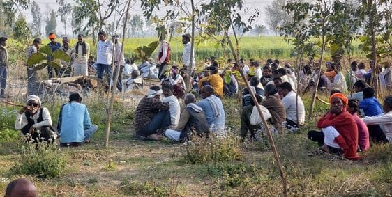 बिसौली के गांव हुसैनपुर में रोते-बिलखते मृतक धमेंद्र के परिजन। संवाद बिसौली के गांव हुसैनपुर में रोते-बिलखते मृतक धमेंद्र के परिजन। संवाद