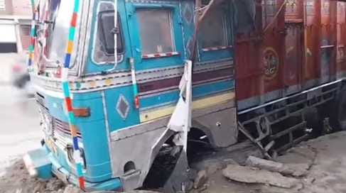 बसाल में हादसे के दौरान क्षतिग्रस्त वाहन।संवाद