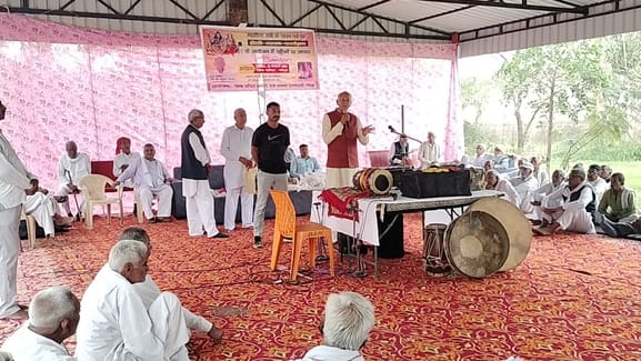 गांव नठेड़ा के शिव मंदिर परिसर में आयोजित होली गायन कार्यक्रम। स्रोत : मंदिर