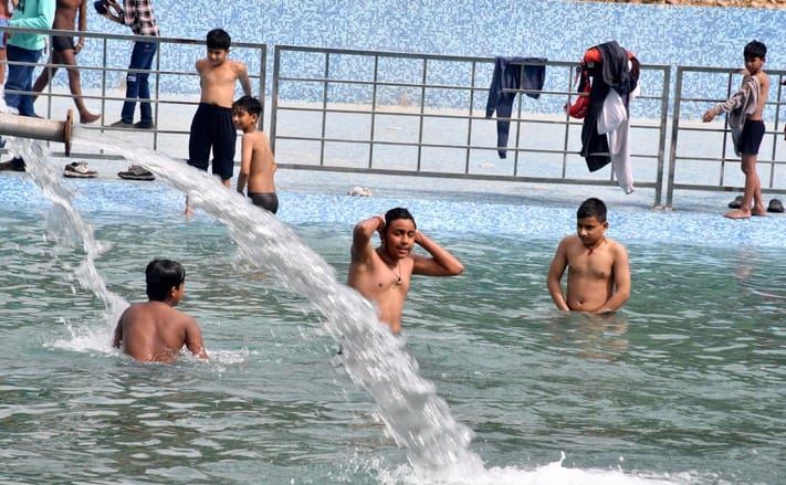 हमीरपुर शहर में स्थित शिवमंदिर में शिवलिंग पर जल चढ़ाते नन्हे भक्त। संवाद। हमीरपुर शहर में स्थित शिवमंदिर में शिवलिंग पर जल चढ़ाते नन्हे भक्त। संवाद।