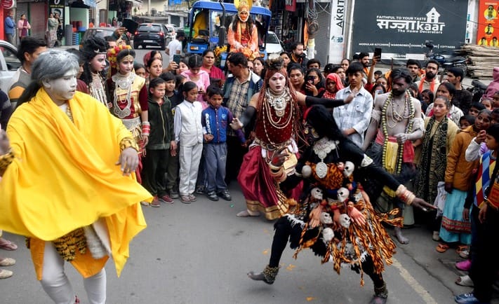 हमीरपुर शहर में स्थित शिवमंदिर में शिवलिंग पर जल चढ़ाते नन्हे भक्त। संवाद। हमीरपुर शहर में स्थित शिवमंदिर में शिवलिंग पर जल चढ़ाते नन्हे भक्त। संवाद।